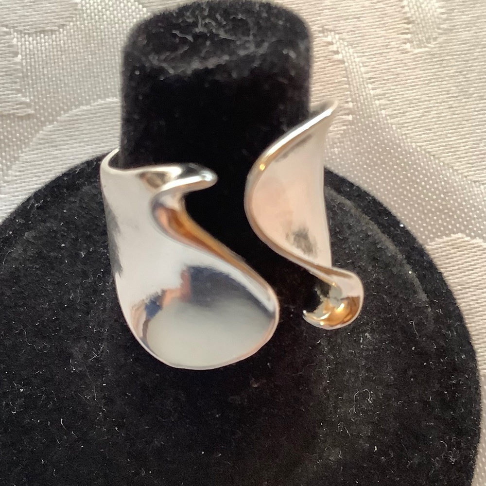 Bright polished silver ring, unique, Adjustable size 6-8 - Picture 4 of 9